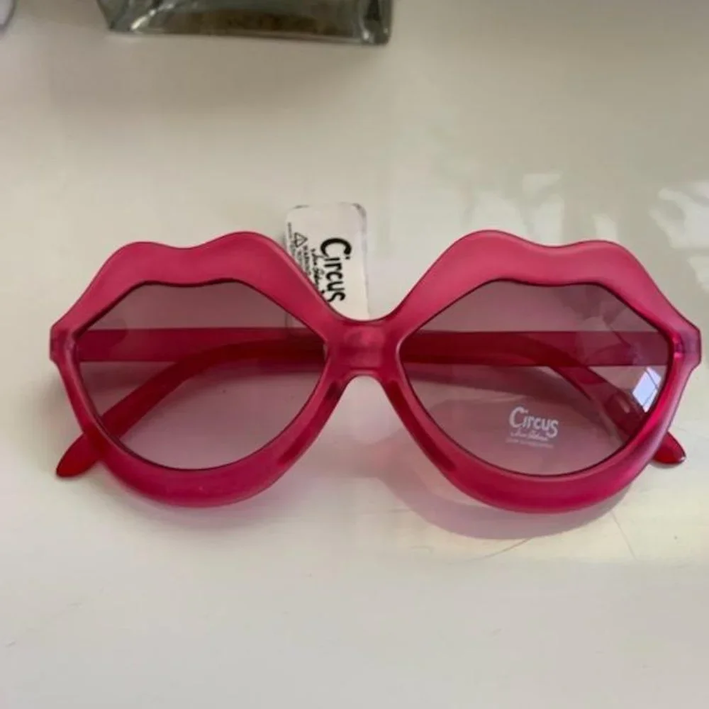 Circus by Sam Edelman Lip Sunglasses